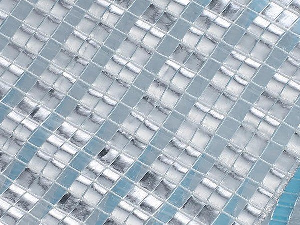 Close-up of aluminium strips, transparent strips and woven threads in INSONSHADE Thermax W6561 climate screen